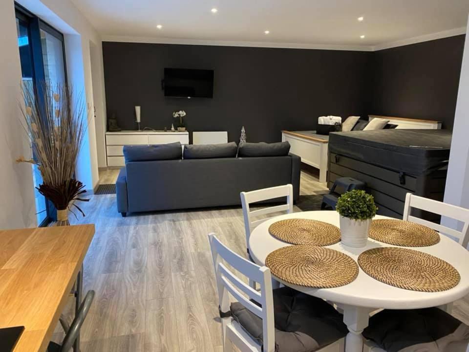 Le Clos De La Madelaine Montreuil  Eksteriør billede